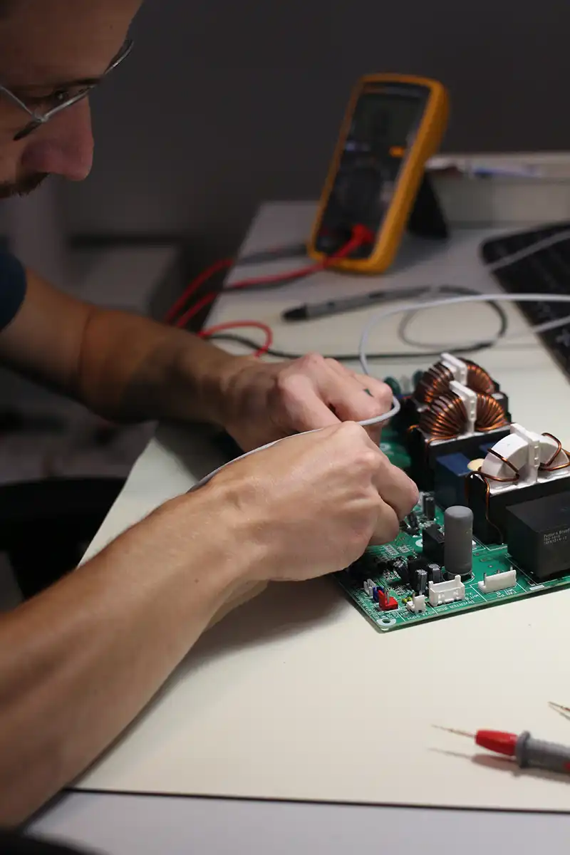 Réparateur de carte électronique qui travaille